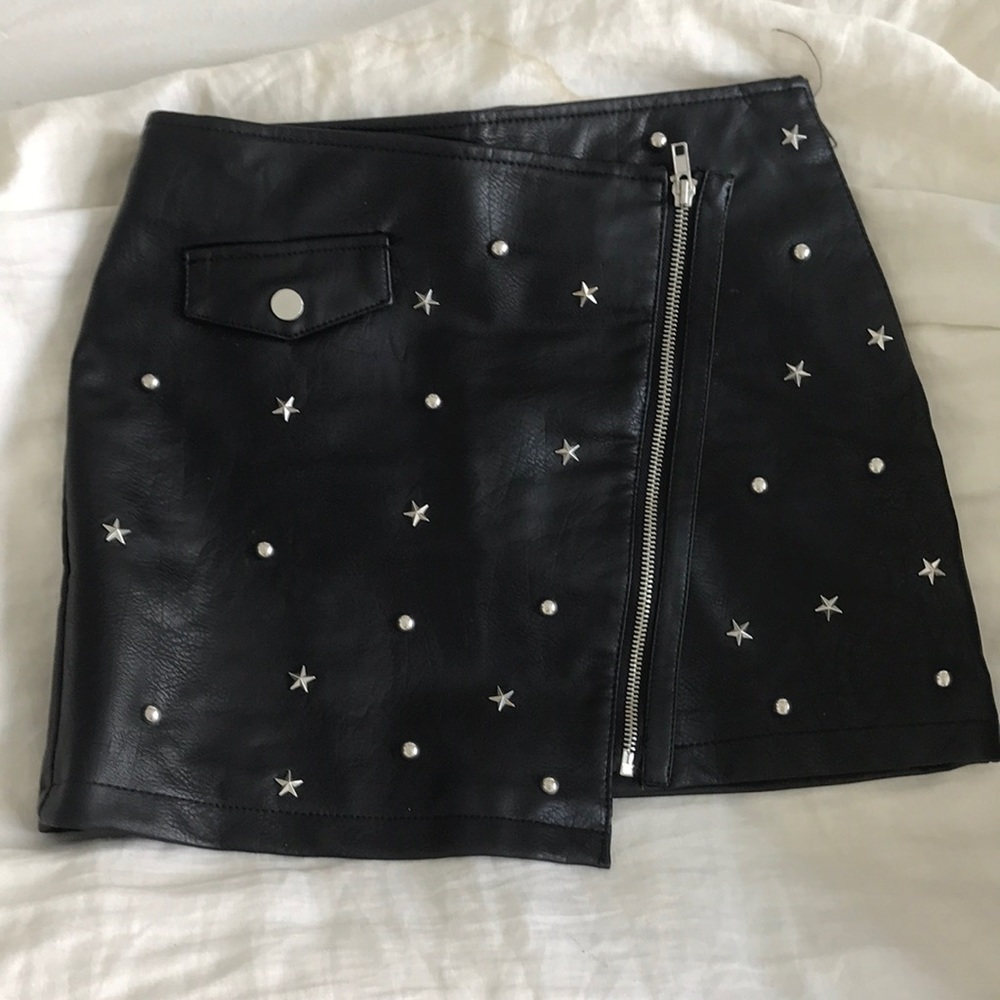 Leather skirt with zipper detailing
